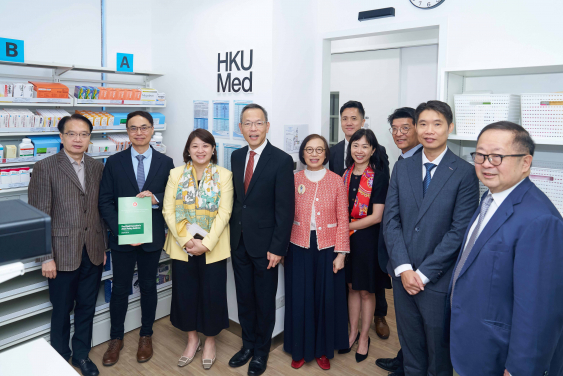 The officiating guests visit the ‘HKUMed Community Pharmacy’.
 